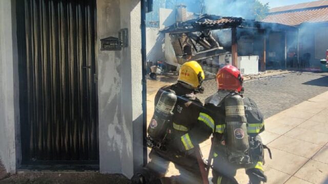Incêndio atinge hamburgueria no bairro Santa Mônica em Uberlândia