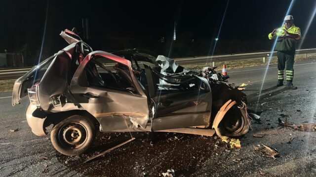 Colisão traseira entre carro e caminhão deixa motorista morto na BR-153, em Anápolis