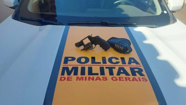 Dois homens são presos por porte ilegal de arma e clonagem de veículo em Monte Carmelo