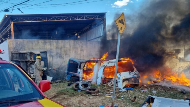 Incêndio atinge terreno baldio com entulho e cabines de caminhão em Catalão
