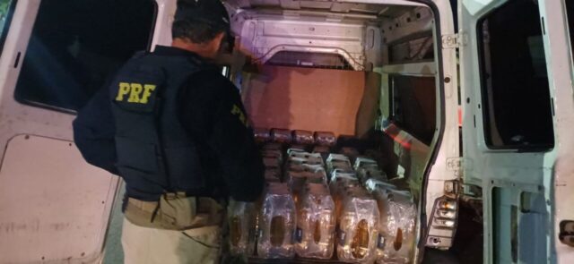 PRF apreende carga de bebidas e doces sem nota fiscal na BR-050 em Catalão
