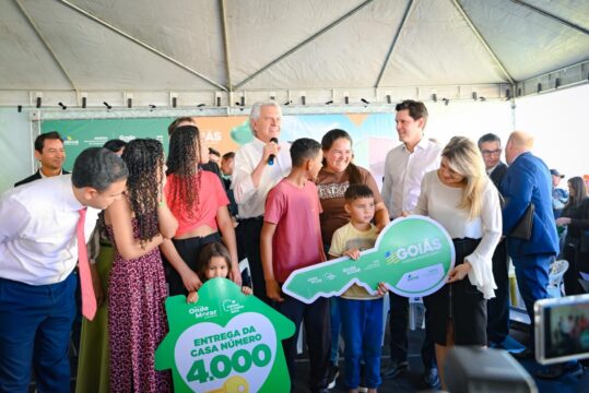 Caiado celebra 4 mil casas a custo zero entregues em Goiás