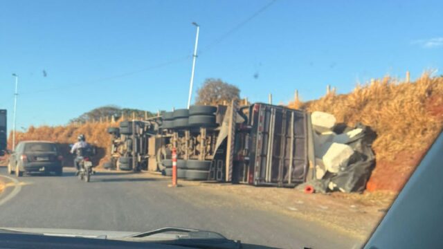 Caminhão tomba em alça de acesso da BR-050 em Catalão