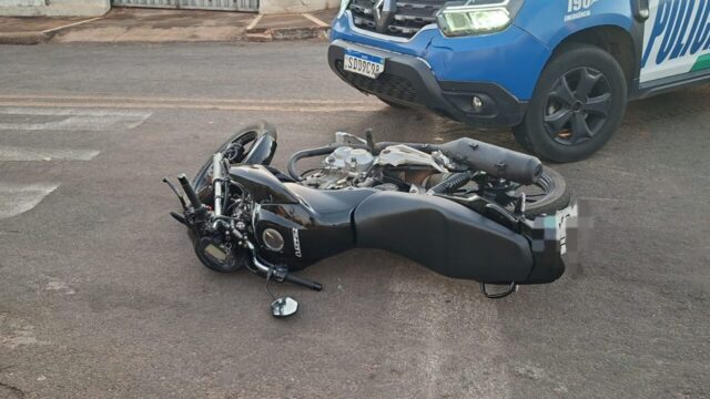 Motociclista fica ferido após colidir contra viatura da Polícia Militar em Catalão