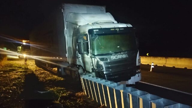 Motorista perde controle de carreta após pneu estourar na BR-050 em Cumari