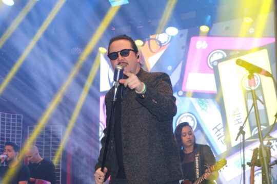 Show de Dino Fonseca, ‘Dino Black To The 80’s’, reúne mais de 2 mil pessoas em Catalão