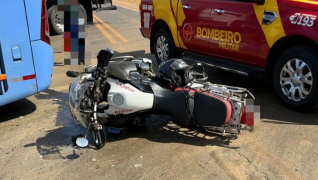 Motociclista e passageira de ônibus ficam feridos após colisão na BR-050, no trevo do Pontal Norte, em Catalão