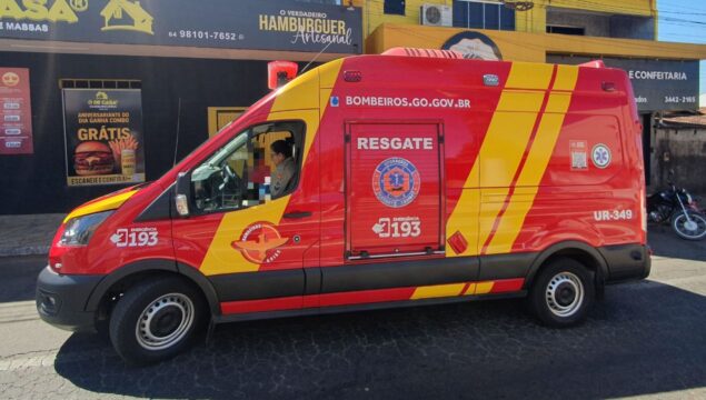 Idosa fica ferida após colisão entre carro e moto em Catalão