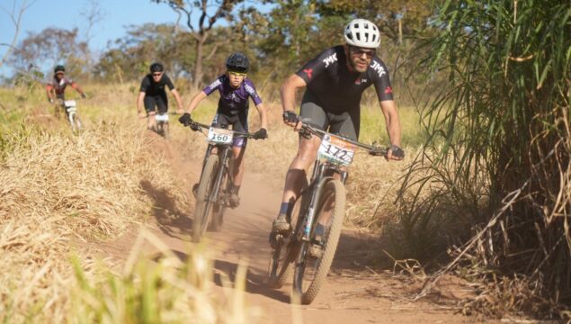 Prefeitura de Catalão apoia competição estadual de mountain bike, e catalano Rafael Mesquita conquista título do Campeonato Goiano de XCO 2025 no Pasto do Pedrinho