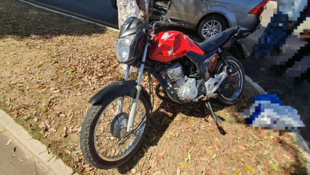 Mulher sofre ferimentos graves após moto colidir na traseira de carro em avenida de Catalão