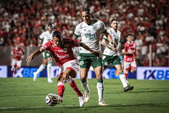 Com gol relâmpago e pênalti convertido, Vila Nova vence o Goiás por 2 a 0 no OBA e se aproxima do G-4 da Série B