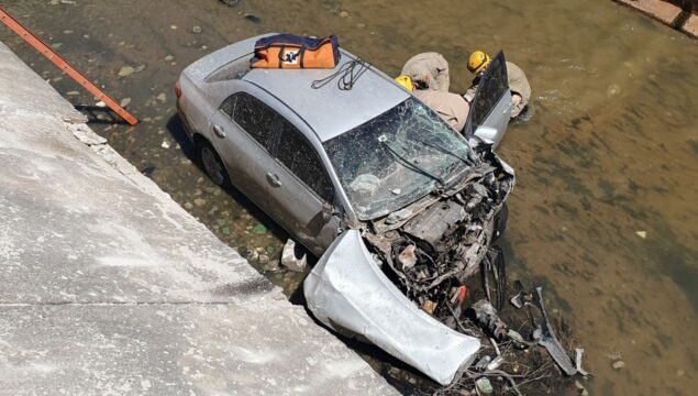 Motorista fica ferida após perder o controle de carro e cair em córrego em Catalão