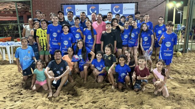 Prefeitura de Corumbaíba entrega cerca de 80 uniformes para alunos da escolinha de futevôlei