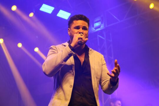 Festa do Peão de Ouvidor encerra hoje (30) com final do rodeio e shows de Nando Moreno e Vovô James