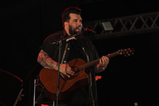 Primeira noite da Festa do Peão de Ouvidor reúne mais de 5 mil pessoas com abertura do rodeio e show de Panda