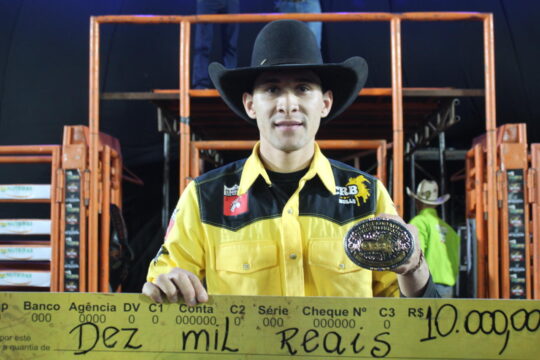 Peão Carlos André, de Ipameri, é o grande campeão do Ouvidor Rodeio Show 2025