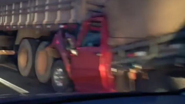 Caminhonete colide na traseira de carreta na BR-050 em Araguari