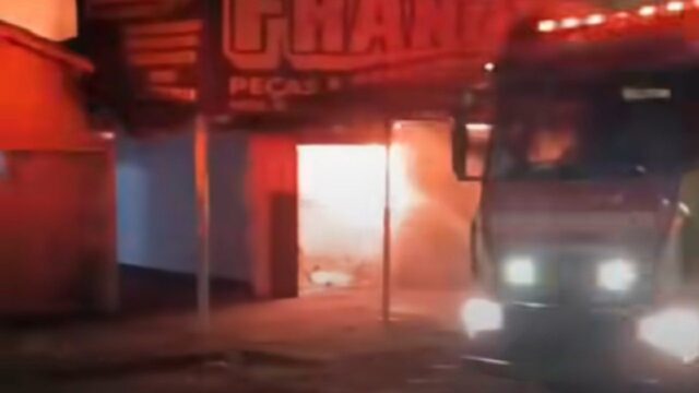 Incêndio destrói oficina de motos em Caldas Novas