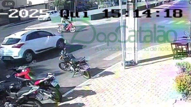 Câmera de segurança flagra momento de acidente entre carro e moto no centro de Catalão, veja vídeo:
