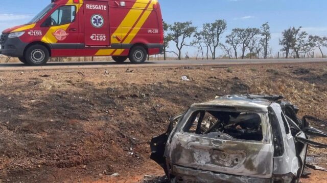 Colisão entre carreta e carro deixa duas pessoas carbonizadas em rodovia, em Luziânia
