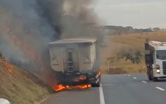 Incêndio atinge rodocaçamba com 36 toneladas de cloreto de potássio na BR-050, em Uberlândia