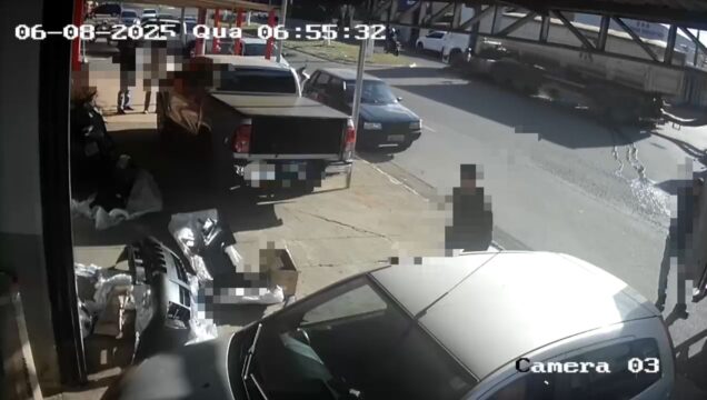 Câmera flagra momento em que motociclista morre ao cair sob carreta durante ultrapassagem em Catalão