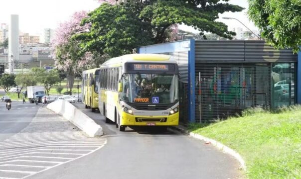 Jovem reage a tentativa de assalto dentro de ônibus em Uberlândia e toma arma falsa do suspeito