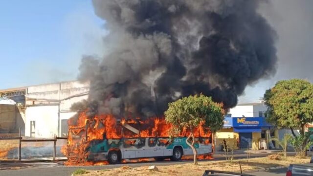 Ônibus do transporte público pega fogo em Uberlândia; ninguém fica ferido