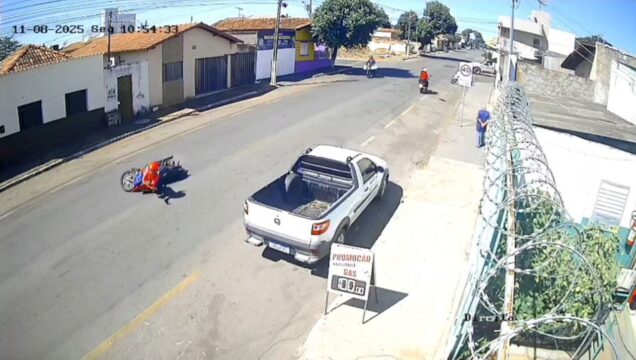 Câmera flagra momento em que motociclista cai após moto enroscar em fio em Catalão