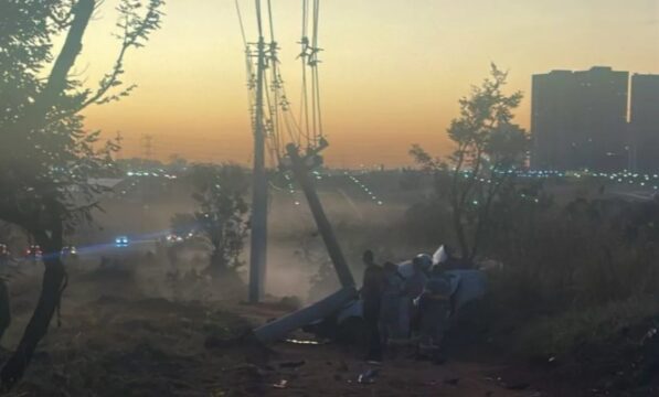 Motorista fica gravemente ferido após carro bater em poste e partir estrutura em Uberlândia