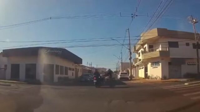 VÍDEO: Motociclistas ficam feridos após colisão em cruzamento no Centro de Araguari