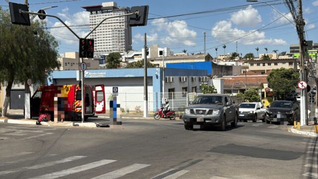 Motociclista é atingido por carro que desrespeitou sinal de “Pare” em Catalão; VÍDEO