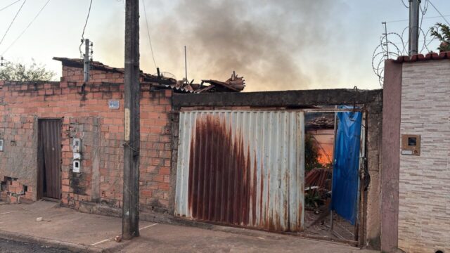 Incêndio destrói parte de residência no bairro Parati, em Catalão