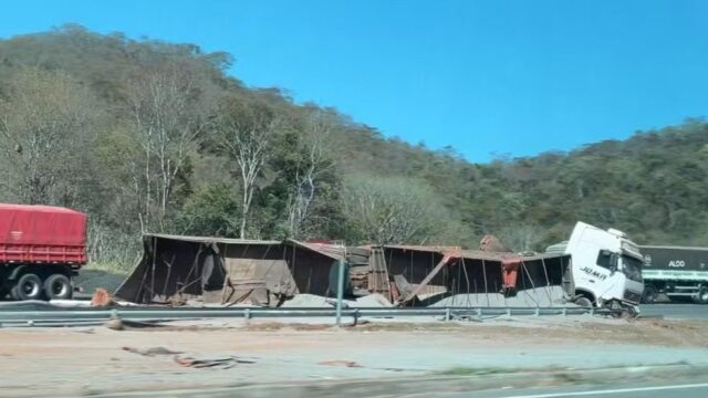 Carreta carregada com fertilizante tomba na BR-050 em Araguari e causa interdição parcial da rodovia