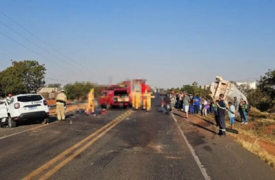 Acidente entre carro e caminhão deixa um morto e um ferido grave em Uberlândia