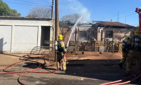 Incêndio em casa abandonada mobiliza Bombeiros e deixa homem ferido no centro de Uberlândia