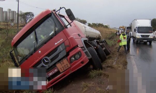 Engavetamento com seis veículos é registrado na BR-050 após caminhão sair da pista, em Uberlândia