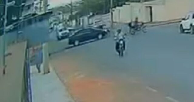 Câmara de segurança flagra acidente em cruzamento de ruas no bairro JK, em Catalão