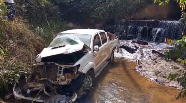 Motorista fica ferido após caminhonete sair da pista e cair em córrego na GO-210, em Davinópolis