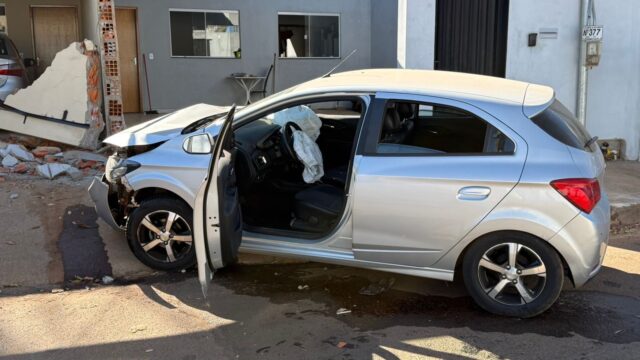 Veículo colide em duas residências após motorista perder o controle em Catalão