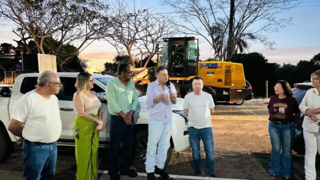Anhanguera recebe pá carregadeira para fortalecer serviços no meio rural