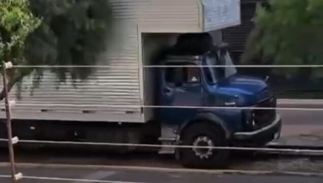 Caminhão é flagrado trafegando pelos trilhos da linha férrea em Catalão
