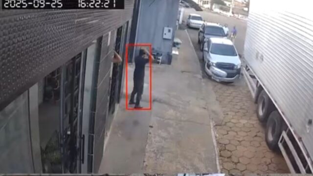 Caminhão colide contra carro estacionado e motorista foge em Ipameri