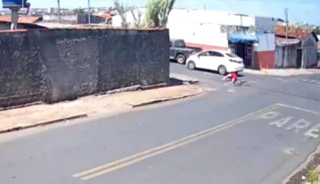 Ciclista fica ferido após colisão com carro em cruzamento de Catalão