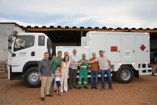 Prefeitura de Catalão entrega novo caminhão comboio à Secretaria de Infraestrutura