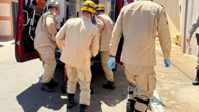 Mulher sofre queimaduras graves após incêndio em quarto de residência em Catalão