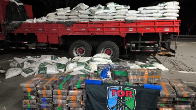 PRF e PMGO apreendem 1 tonelada de maconha escondida em carga de ração em Morrinhos
