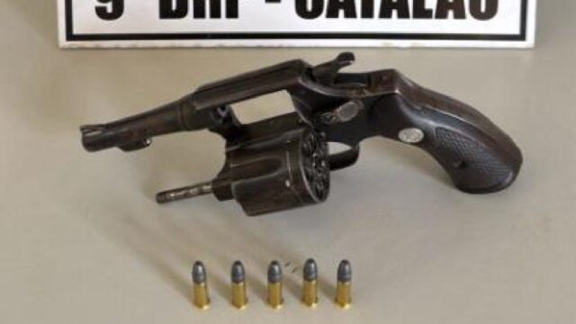 Polícia Civil cumpre mandados em Catalão durante Operação Calibre Zero
