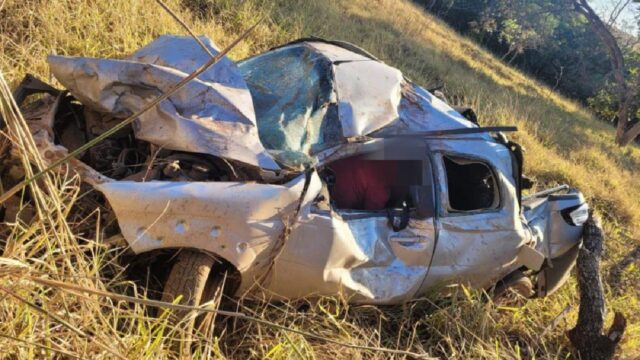 Três pessoas ficam feridas após carro cair em ribanceira na GO-213, em Ipameri