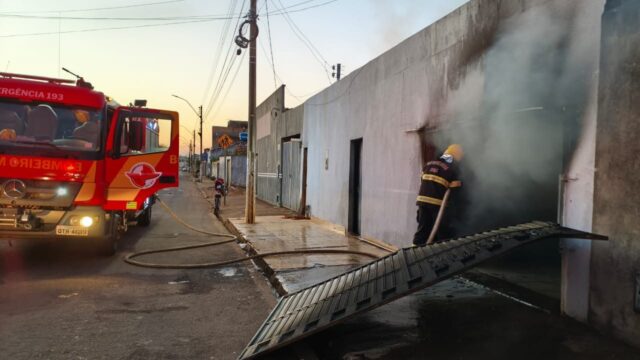 Incêndio atinge residência em Catalão e destrói equipamentos de fábrica de salgados